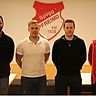 Die sportlichen Leiter Michael Prey (links) und Florian Wilhelm (rechts) nehmen das neue Trainerduo um Chefcoach Michael Hartlich (Zweiter von links) und „Co“ Dennis Lobinger in die Mitte.