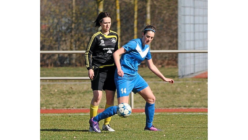 Meistens nur zugeschaut: Falkenthals Spielerinnen (in Schwarz) hatten der Mannschaft des SV Stahl Hennigsdorf nicht viel entgegenzusetzen (am Ball Marie Cornelsen).  ©Vanessa Fenski