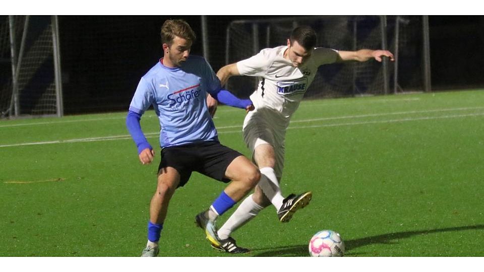 Pascal Quehl (rechts), hier im Duell mit Birklars Mecier, erzielt später den 3:2-Siegtreffer der SGAES. Foto: Luca Raab © Luca Raab
