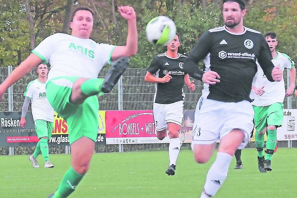 SV Schwanenberg – SC Wegberg 0:0: Wegbergs Yannik Kohl klärt den Ball vor Pascal Hover (schwarzes Trikot).