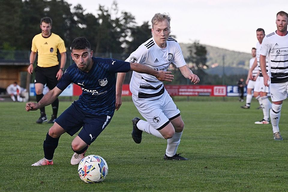 Die letztjährige Bezirksliga-Relegation in der Oberpfalz – hier eine Szene aus dem Duell Ettmannsdorf II gegen SG Chambtal – war an Spannung kaum zu überbieten.