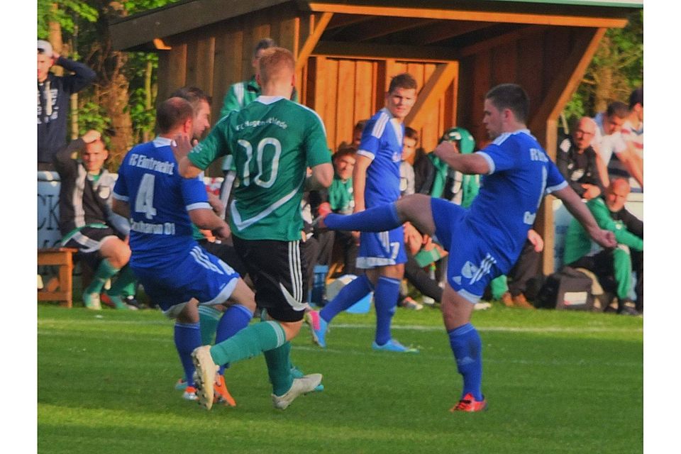 Eintracht Cuxhaven (blaues Trikot) ist am Mittwoch Gegner der Leher TS im Eröffnungsspiel. Foto: Volker Schmidt