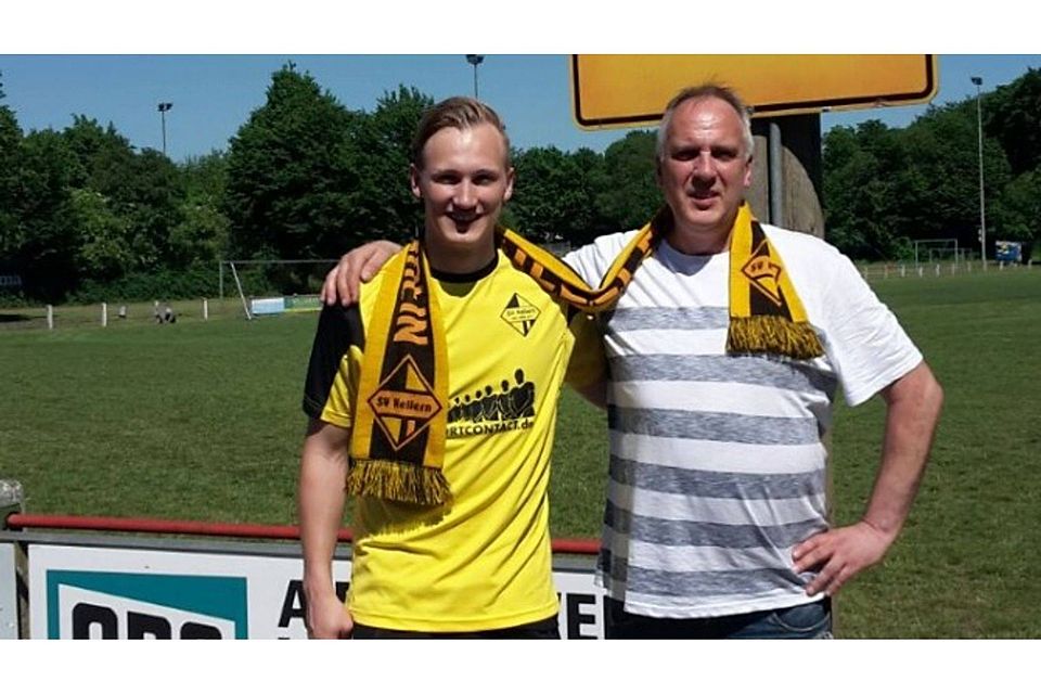 Andreas Schmidt, Abteilungsleiter Fußball , begrüßte den Neuzugang zum Fototermin auf der Sportanlage des SV Hellern.