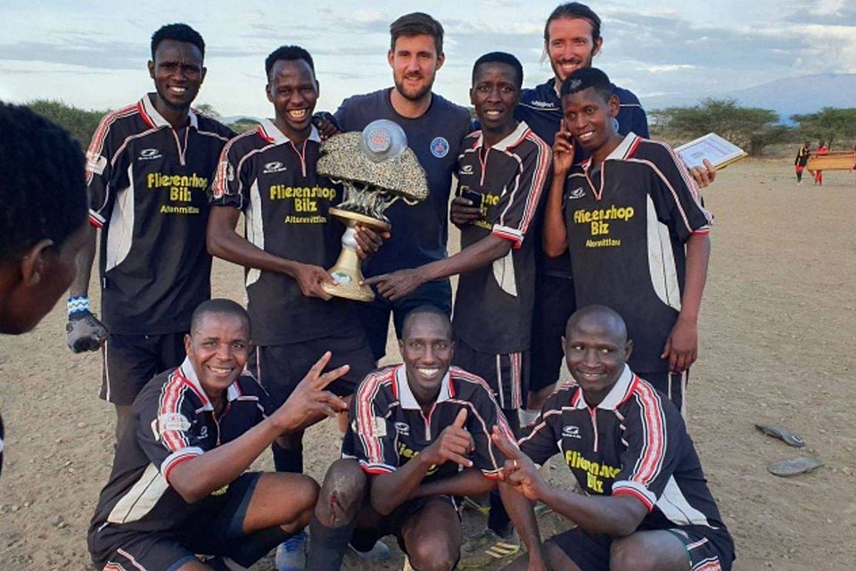 Stolze Turniersieger: das Team der Masai Lodges mit Carsten Altstadt (M.) und Matias Blasenbreu (r.).