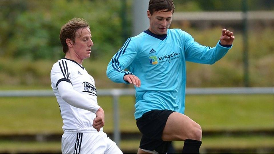 An Ballarbeit ist für Lars Mundinger (links) im Moment nicht zu denken. Nach einer Leistenoperation konzentriert sich der Spielertrainer auf seine Arbeit neben dem Platz.   | Foto: Patrick Seeger