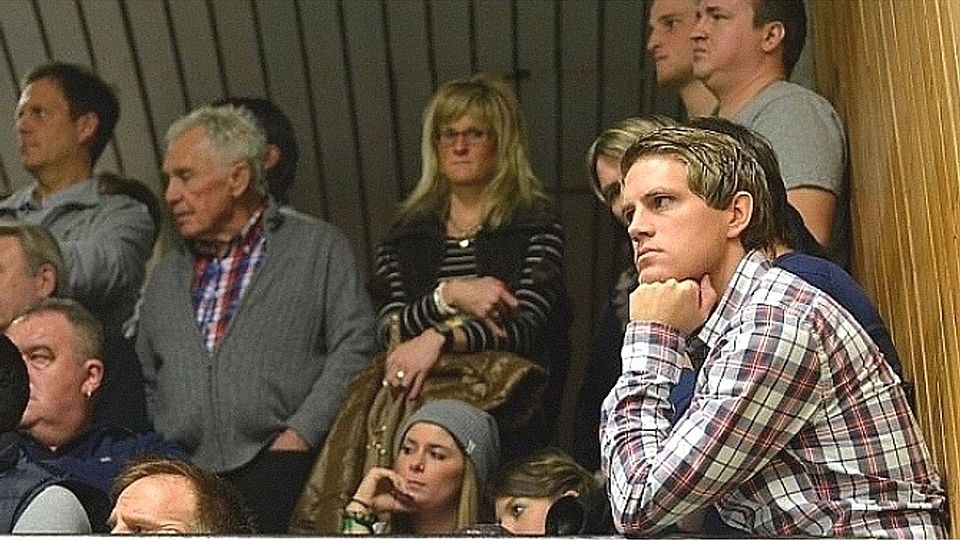 Michael Sattler (vorne rechts): Der Herrenberger Trainer weiß um die hohen Ansprüche, die auf seinem VfL-Team lasten Foto (Archiv): Irlbeck