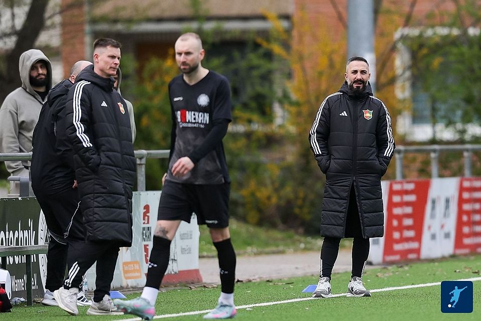 Özal Kaya (rechts) setzt Marcel Radke (links) überraschend vor die Tür.