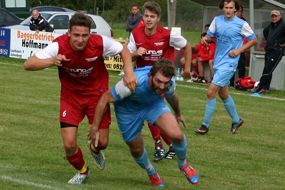 Einen schweren Stand hatte der Schwabegger Sturmführer Joachim Schuster (Mitte) gegen die Abwehrspieler der TSG Stadtbergen. Er lieferte sich vor allem mit Lucas Nießeler (links) einige packende Duelle.  Foto: Manfred Stahl