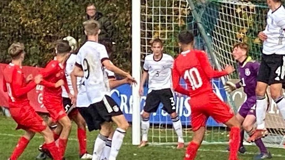 Defensivarbeit: Maxi Hennig (Nummer 3) sichert bei einem Angriff der Schweizer das linke Toreck ab. Er spielte die komplette Partie durch und war am 2:1-Siegtreffer beteiligt. 