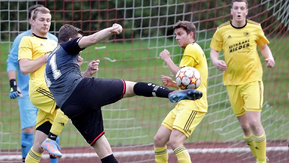 Schussgewaltig: Pascal Paringer vom BC Attaching II erzielte gegen Attenkirchen einen lupenreinen Hattrick.