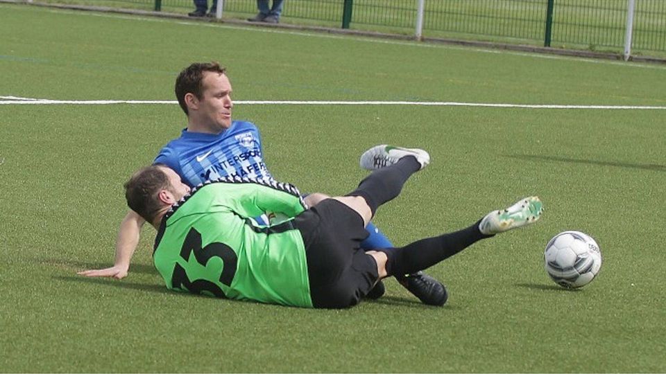 Eric Wischang, hier mit Torhüter Christian Schweizer vom Italclub Mainz im Zweikampf, ist einer der vielen Aktivposten im Spiel des TSV Gau-Odernheim.