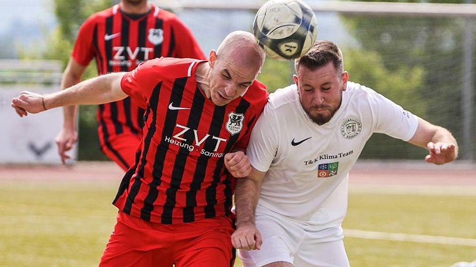 Kopf an Kopf in Kiedrich: Das Derby des FC Kiedrich gegen den SV Erbach war hart umkämpft. Auch dieser Zweikampf zwischen dem Erbacher Osman Sistek (links) und Sascha Haack. 	Foto: Frank Heinen/rscp