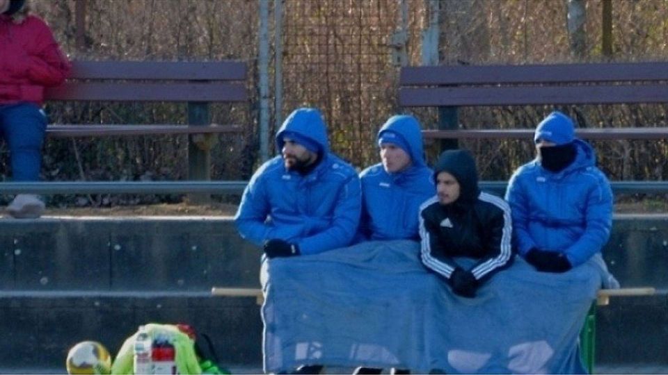 Nicht nur auf der Bank beim Spiel FSV Hellas Schierstein gegen SV Preßberg wurde dieses Wochenende gefroren. Abseits des Platzes hatten auch die Fotografen kein leichtes Los. F: Meuer