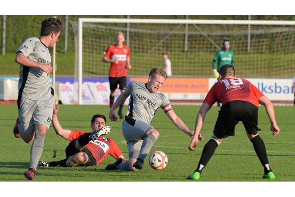 Die TSG Balingen stellte dem SSV Reutlingen Fußball gestern Abend ein Bein. Pierre Eiberger (Mitte, am Ball) wird hier von Jörg Schreyeck ins Straucheln gebracht. SSV-Spieler Thomas Kunz (links) und Balingens Fabian Fecker (rechts) beobachten die Szene.  Baur