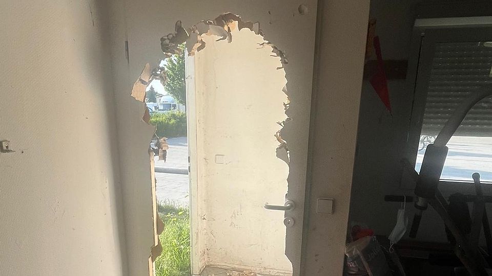 Aufgebrochen statt geöffnet wurde diese Containertür.