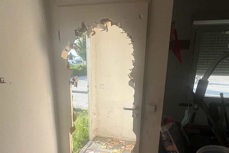 Aufgebrochen statt geöffnet wurde diese Containertür. Aufgebrochen statt geöffnet wurde diese Containertür.