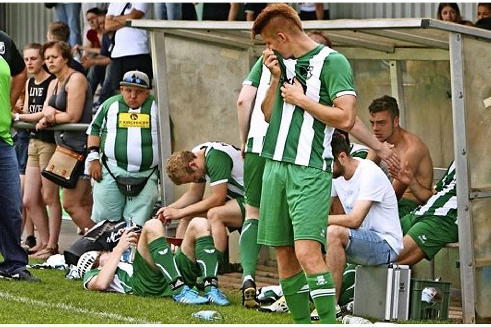 Die  Spieler  und     Fans    der    TSF  Ditzingen in    großer Trauer:  Der Abstieg         in die      Kreisliga  B ist    besiegelt. Foto: Andreas Gorr