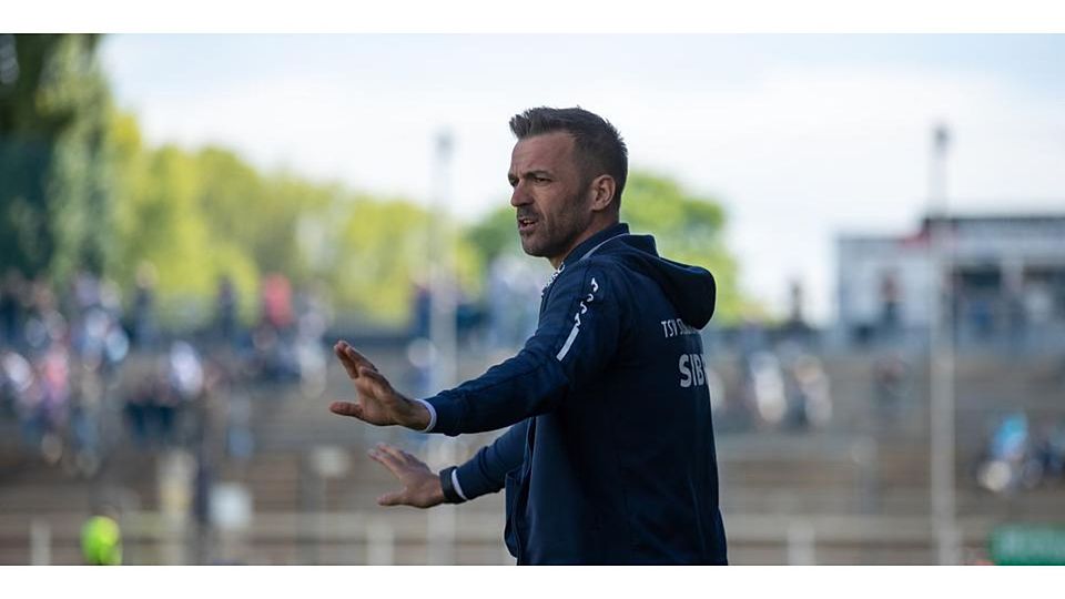 Ruhig Blut: Trainer Hüsni Tahiri und seine Regionalliga-Fußballer vom TSV Steinbach Haiger erwarten zum Saisonstart erst einmal Teams mit großen Namen, deren große Erfolge aber schon ein paar Jahre zurückliegen. (Archivbild) © Björn Franz