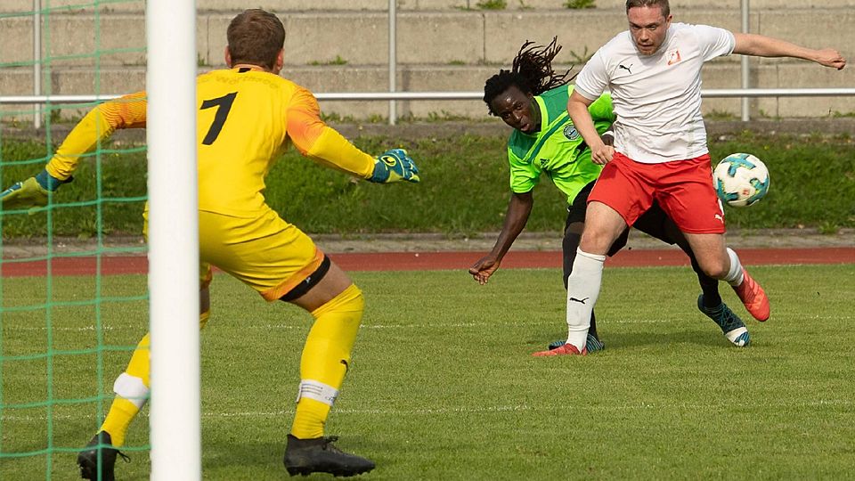 Selten war ein Durchkommen für Pöckings Lamin Ndorou (grünes Trikot) und seine Teamkollegen gegen die Hintermannschaft des SC Wörthsee. In dieser Szene war Endstation bei Nico Polz (r.)