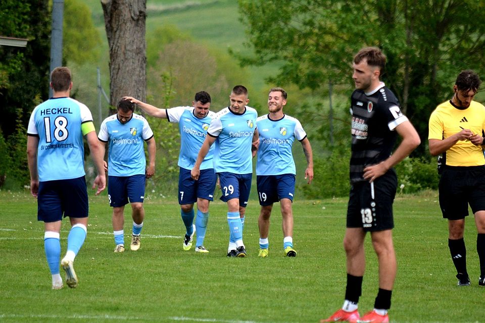 Nach langer Verletzungspause war Pascal Mader (Zweiter von links) erstmals in dieser Saison im Einsatz und bereitete beim 3:0 des SV Cosmos Aystetten gegen den FSV Pfaffenhofen gleich einen Treffer vor. Hier wird er von Maximilian Heckel, Marcel Burda, Kevin Makowski und Philipp Toth gefeiert.