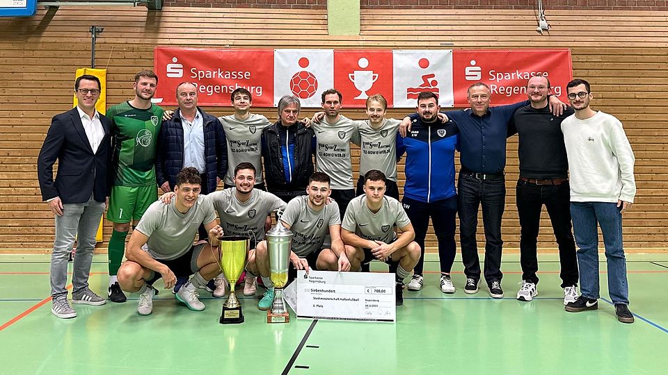 Der FSV Prüfening darf zum zweiten Mal aufs Siegerfoto bei der Stadtmeisterschaft.