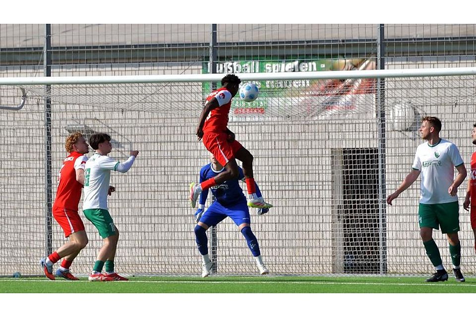 Die Entscheidung im Bensheimer Derby: Ellington Huskel Fuller erzielt den 2:1-Siegtreffer gegen den VfR Fehlheim.	Foto: Dagmar Jährling