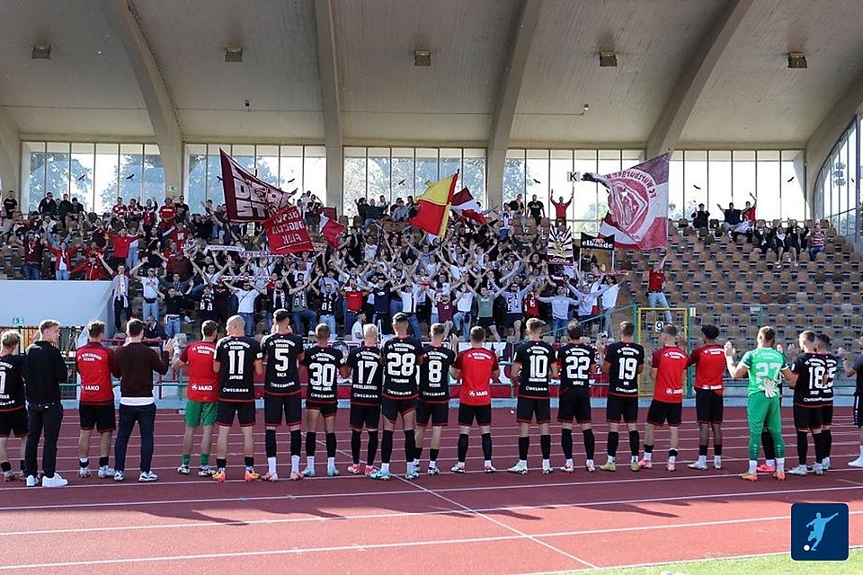 Nach dem 3:1 Erfolg in Augsburg ließen sich die Würzburger Kickers zurecht von den mitgereisten Fans feiern