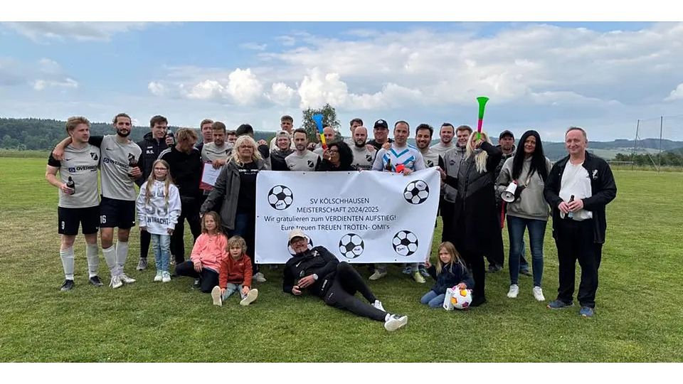 Spieler, Trainer und Fans des SV Kölschhausen feiern die Meisterschaft in der Fußball-B-Liga Wetzlar. © Ute Zimmermann