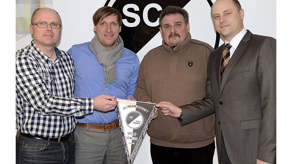Gemeinsam Flagge gezeigt haben beim SC Spelle-Venhaus (v.l.) Fußballobmann Jürgen Wesenberg, Kotrainer Markus Schütte, Trainer Siggi Wolters und der Vorsitzende der Fußballabteilung Thomas Lindemann. Das Trainergespann sagte für eine weitere Saison zu. Der Landesliga-Spitzenreiter plant für die Oberliga.