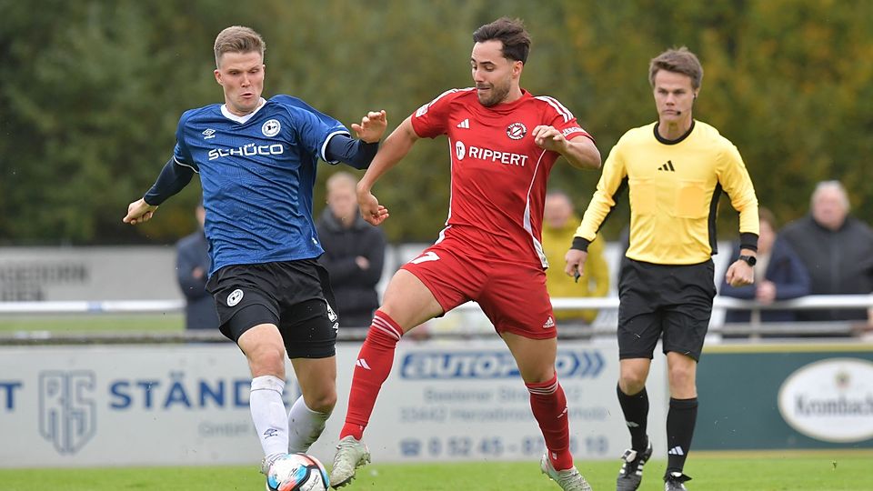 Samy Benmbarek (m.) kassiert mit Fußball-Oberligist Victoria Clarholz die nächste unnötige Niederlage. Gegen die U21 von Arminia Bielefeld verliert der TSV mit 1:3.