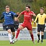 Samy Benmbarek (m.) kassiert mit Fußball-Oberligist Victoria Clarholz die nächste unnötige Niederlage. Gegen die U21 von Arminia Bielefeld verliert der TSV mit 1:3.