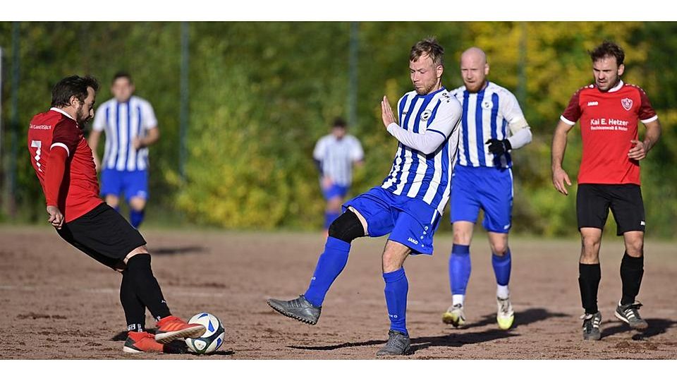 Mischt mit seinem SSV Donsbach in der Tabelle der B-Liga oben mit: Spielertrainer Jan Kneifel (M.). © Henrik Schneider