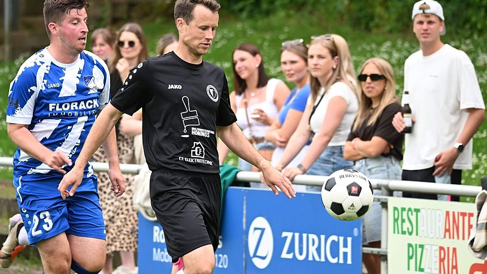 Beide haben den Ball im Auge, den Zweikampf entscheidet aber Hendrik Schmidtchen (rechts, Breberen) gegen Matthias Gorka.