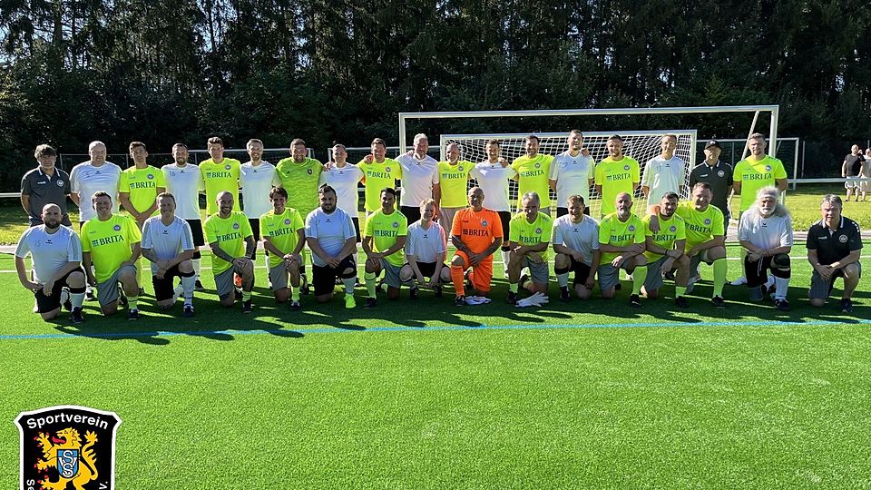 Die All-Stars des SV Wehen Wiesbaden eröffneten den neuen Kunstrasen in Taunusstein Seitzenhahn