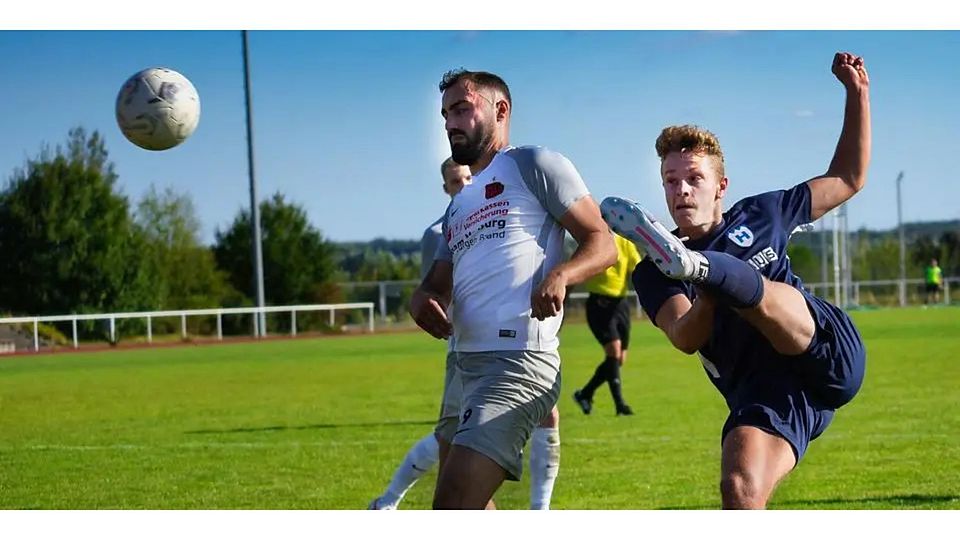 Heim Sp:Janik Gross,rech. Gast Sp:Tom Bauscher,lks. Tom Bauscher (l.) und Co. vom SV bauerbach können nach einem 3:1-Sieg im Marburger Derby bei den Sportfreunden Blau-Gelb II weiterhin vom Aufstieg träumen. © Peter Bayer,Peb