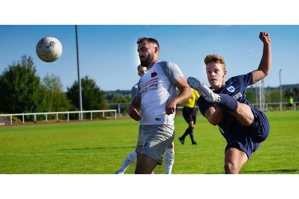 Heim Sp:Janik Gross,rech. Gast Sp:Tom Bauscher,lks. Tom Bauscher (l.) und Co. vom SV bauerbach können nach einem 3:1-Sieg im Marburger Derby bei den Sportfreunden Blau-Gelb II weiterhin vom Aufstieg träumen. © Peter Bayer,Peb