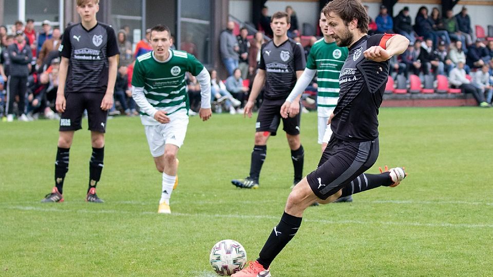 Martin Schmölz vom TSV Bernbeuren schießt im Spiel gegen Günzlhofen einen Elfmeter und trifft zum 1:2.