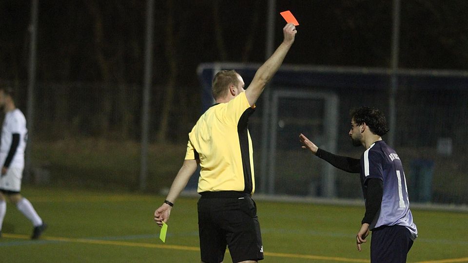 Ich akzeptiere: Theodoros Koutas sieht (Gelb-) Rot, Schiri Berscheid lag mit der Entscheidung wohl richtig.