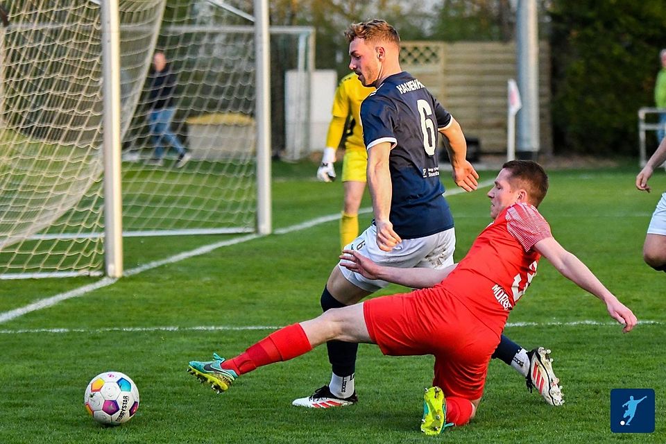 Jannik Erbach (Mitte), hier im Spiel der Vorwoche gegen Hüffelsheim, und sein TuS Hackenheim kamen nicht über ein 2:2 gegen Rieschweiler hinaus. 