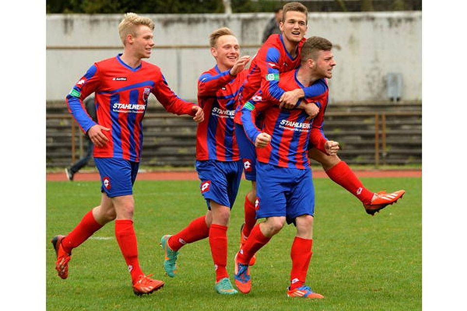 Geballte Freude bei den BSC-A-Junioren: Markus Wipperfürth (vorn), der die Klasse-Vorarbeit geleistet hatte, nimmt den Torschützen Christopher Mai huckepack. Foto: Horst Müller Geballte Freude bei den BSC-A-Junioren: Markus Wipperfürth (vorn), der die Klasse-Vorarbeit geleistet hatte, nimmt den Torschützen Christopher Mai huckepack. Foto: Horst Müller