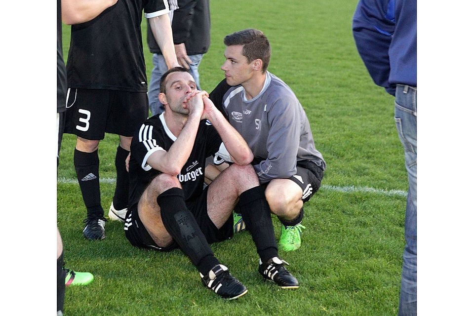 Enttäuschung pur: VfL-Kapitän Darcy Böttner (sitzend) schaut nach der Niederlage ins Leere.	Foto:  pa/Schmitz