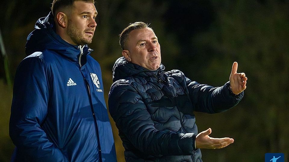 Trainer Bernd Fuchsbauer (re.) will im Nachholspiel gegen Schwaig mit einem Sieg auf Platz 3 springen.