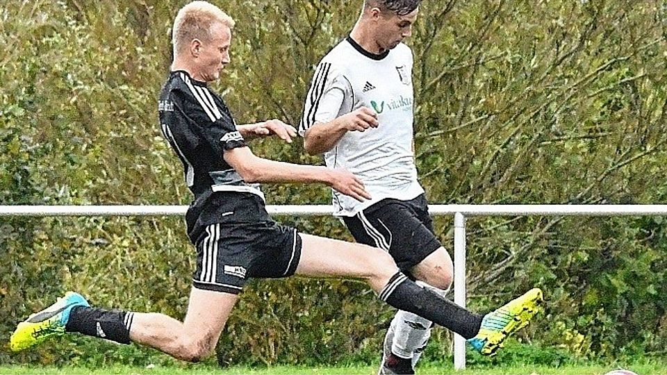Ohne Foul:  FC-Spieler   Jasper Jaritz (li.)  trennt den Eckernförder Tjark Rennwaldfair vom Ball. Foto: Sieg