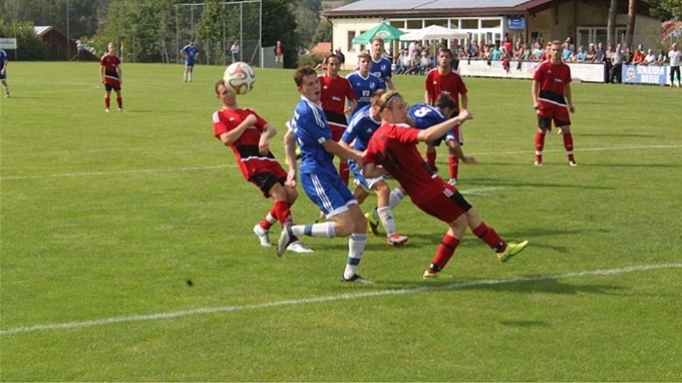 Puttenhausen (in rot) brachte Neustadt die erste Saisonniederlage bei, auch der SV Großmuß (in blau) siegte. Archivfoto: Roloff