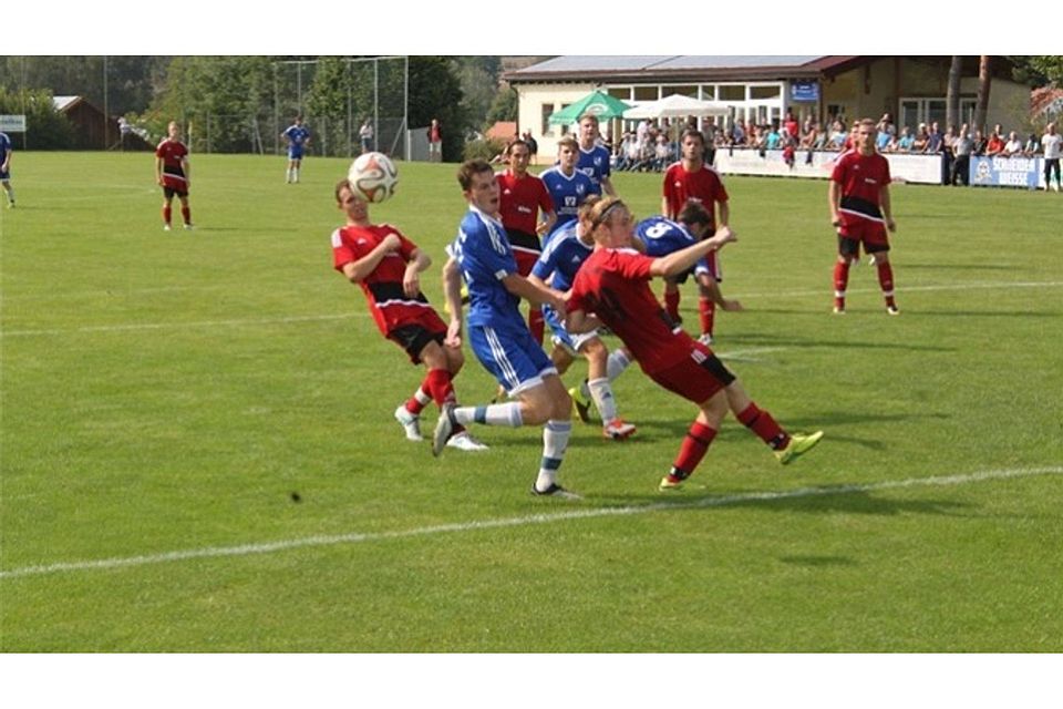 Puttenhausen (in rot) brachte Neustadt die erste Saisonniederlage bei, auch der SV Großmuß (in blau) siegte. Archivfoto: Roloff