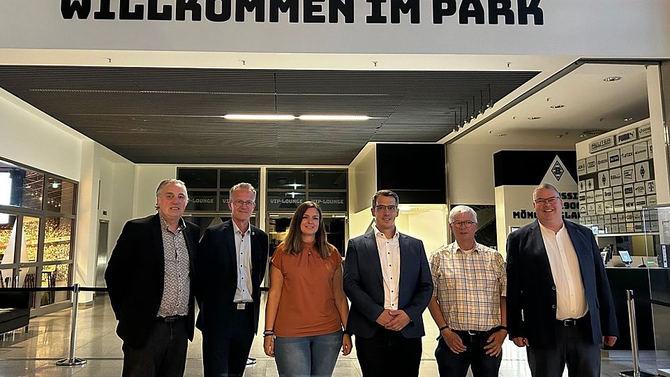 Führen den Fußball im Kreis Mönchengladbach-Viersen (von links): Wolfgang Lieven, René Donné, Nina Siebert, Tim Stettner, Hermann Kaisers und Thomas Klingen.