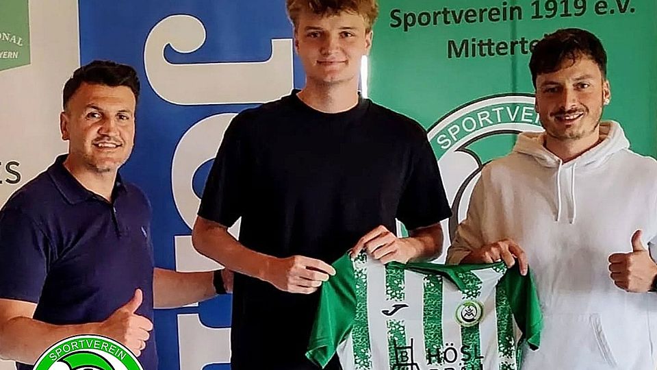 Neuzugang Christian Zimmermann (Mitte) bei der offiziellen Vorstellung im Sportheim des SV Mitterteich.