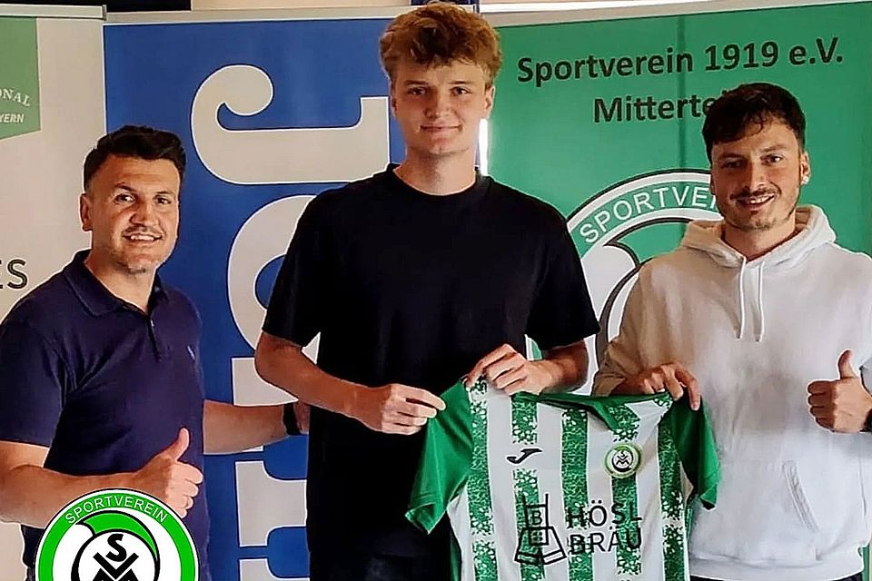 Neuzugang Christian Zimmermann (Mitte) bei der offiziellen Vorstellung im Sportheim des SV Mitterteich.