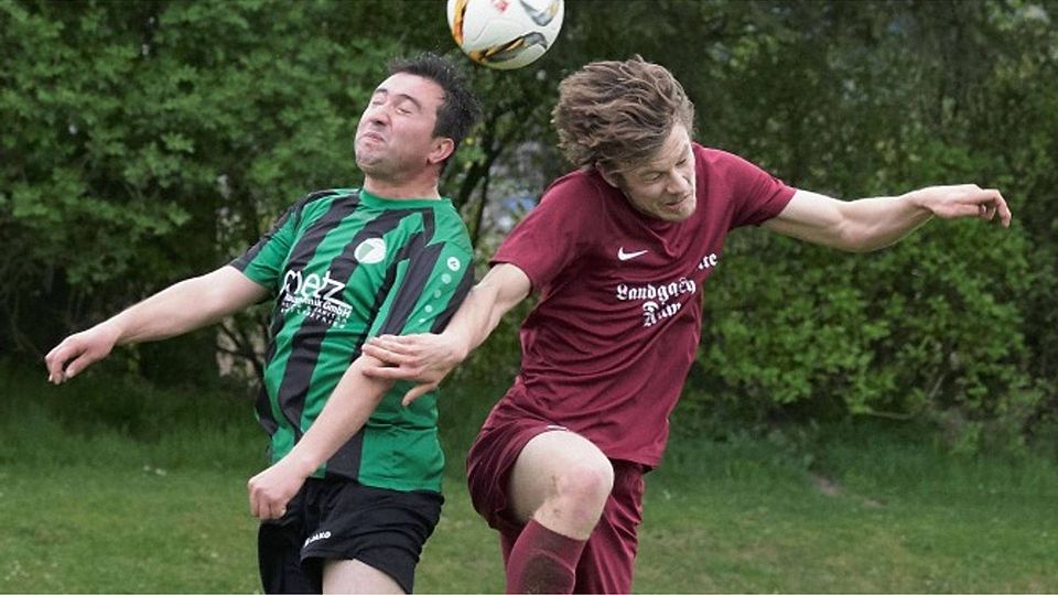 Der TSV Pentenried (grüne Trikots) musste sich gegen Ethnikos Puchheim mit einem 3:3 begnügen. Archiv-Foto: Stefan A. Schuhbauer - v. J / Alle Rechte liegen bei Stefan A., Stefan A. Schuhbauer - v. Jena