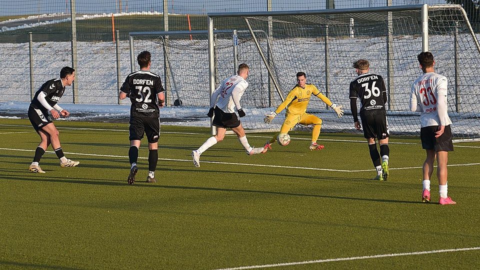 Unter Dauerbeschuss: Dorfens Torwart Maximilian Grichtmaier (gelb) konnte die Schlappe aber nicht verhindern.